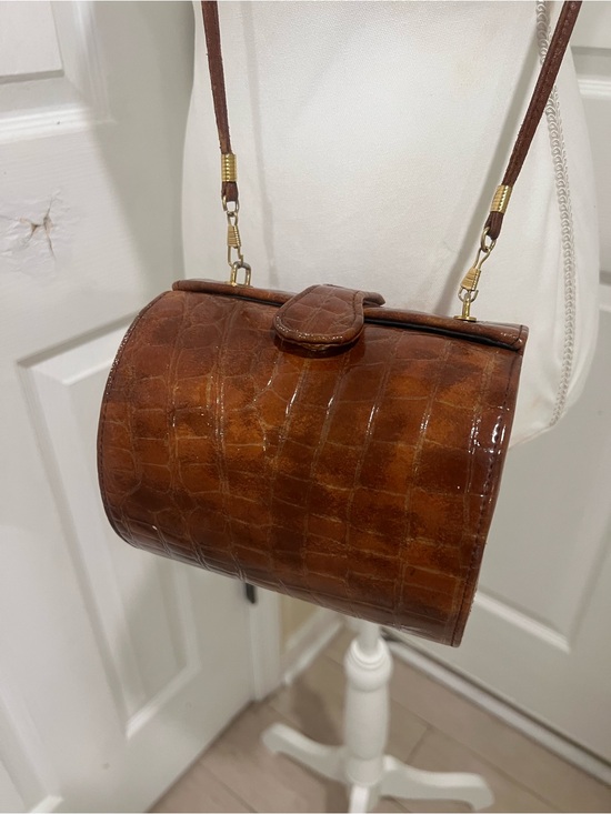Vintage Handbags - Vintage 1950’s 1960’s Brown Leather Croc-Embossed Barrel Purse adjustable strap